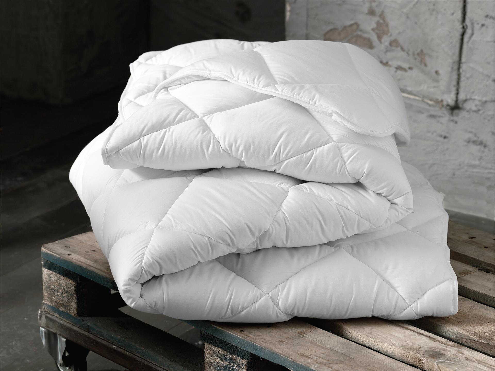 Quilt & Pillows